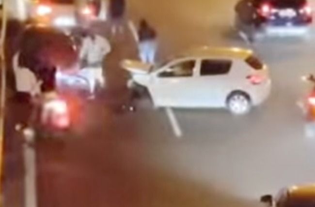 Un conductor kamikaze fallecido y un herido al colisionar con él en la A7 en Marbella
