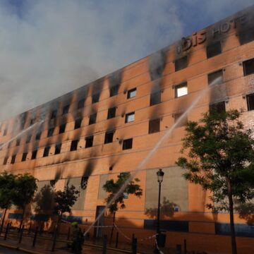 Incendio del hotel Ibis de Málaga: 5.000 litros de agua por minuto para apagar el fuego