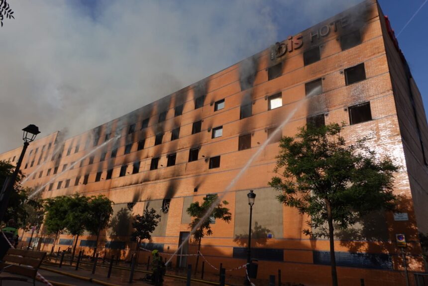 Incendio del hotel Ibis de Málaga: 5.000 litros de agua por minuto para apagar el fuego Incendio del hotel Ibis de Málaga: 5.000 litros de agua por minuto para apagar el fuego