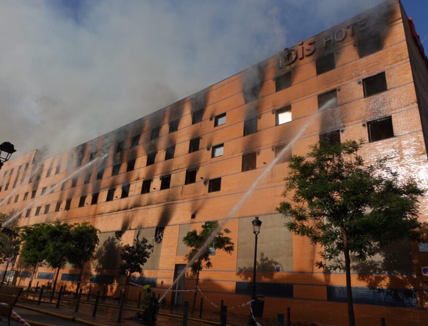 Incendio del hotel Ibis de Málaga: 5.000 litros de agua por minuto para apagar el fuego