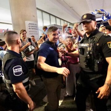 El malaguismo está loco: Así recibió al equipo en el aeropuerto