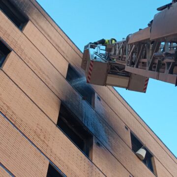 Bomberos continúan trabajando en el hotel Ibis de Málaga cuatro días después por rescoldos que siguen quemándose