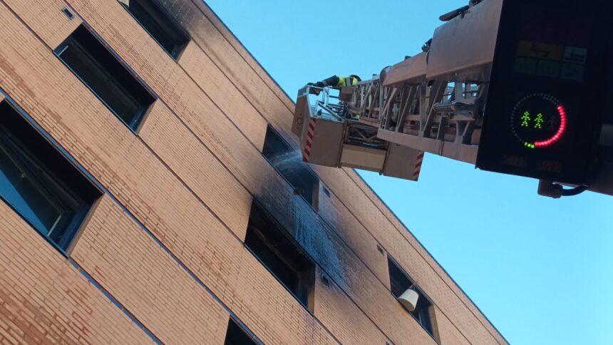 Bomberos continúan trabajando en el hotel Ibis de Málaga cuatro días después por rescoldos que siguen quemándose