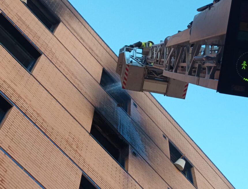 Bomberos continúan trabajando en el hotel Ibis de Málaga cuatro días después por rescoldos que siguen quemándose