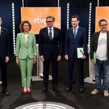 Juanma Moreno se escurre ante sus rivales y frente a una María Jesús Montero contenida
