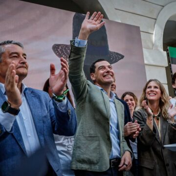 Juanma Moreno pide el voto en Cádiz «para evitar el chantaje a Andalucía»