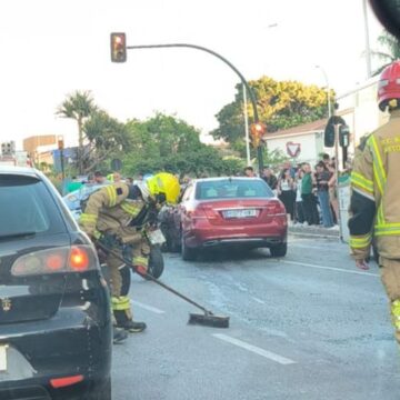Accidente múltiple en la Avenida Juan XXIII de Málaga con varios heridos, algunos atrapados