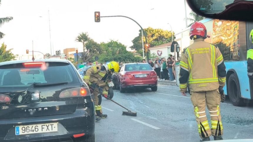 Accidente múltiple en la Avenida Juan XXIII de Málaga con varios heridos, algunos atrapados