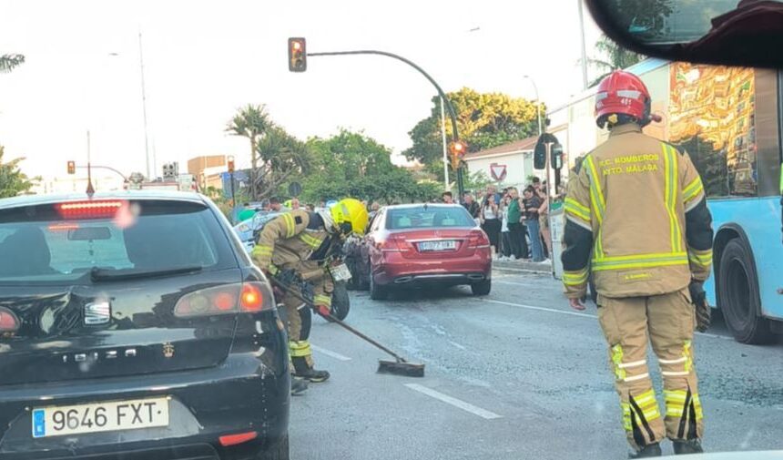 Accidente múltiple en la Avenida Juan XXIII de Málaga con varios heridos, algunos atrapados
