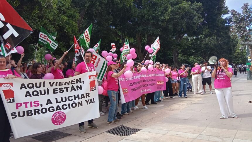 Técnicos de Integración Social vuelven a la huelga en Málaga: «No es vocación, es explotación»