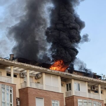 Segundo incendio de la mañana en Málaga: arde la zona de trasteros de un edificio de Portada Alta