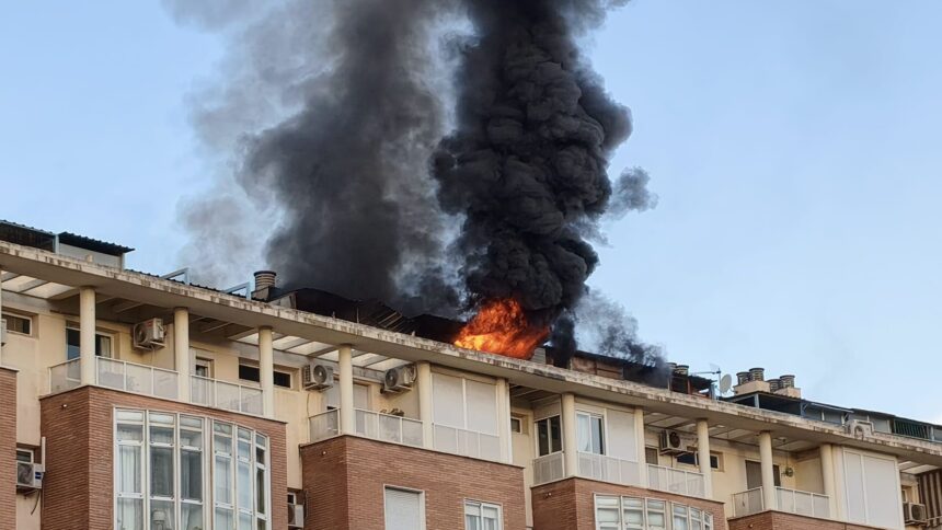 Segundo incendio de la mañana en Málaga: arde la zona de trasteros de un edificio de Portada Alta