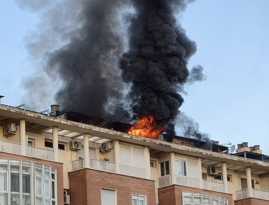 Segundo incendio de la mañana en Málaga: arde la zona de trasteros de un edificio de Portada Alta