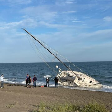 Un velero encalla en la playa de Los Rubios de Rincón de la Victoria sin causar heridos