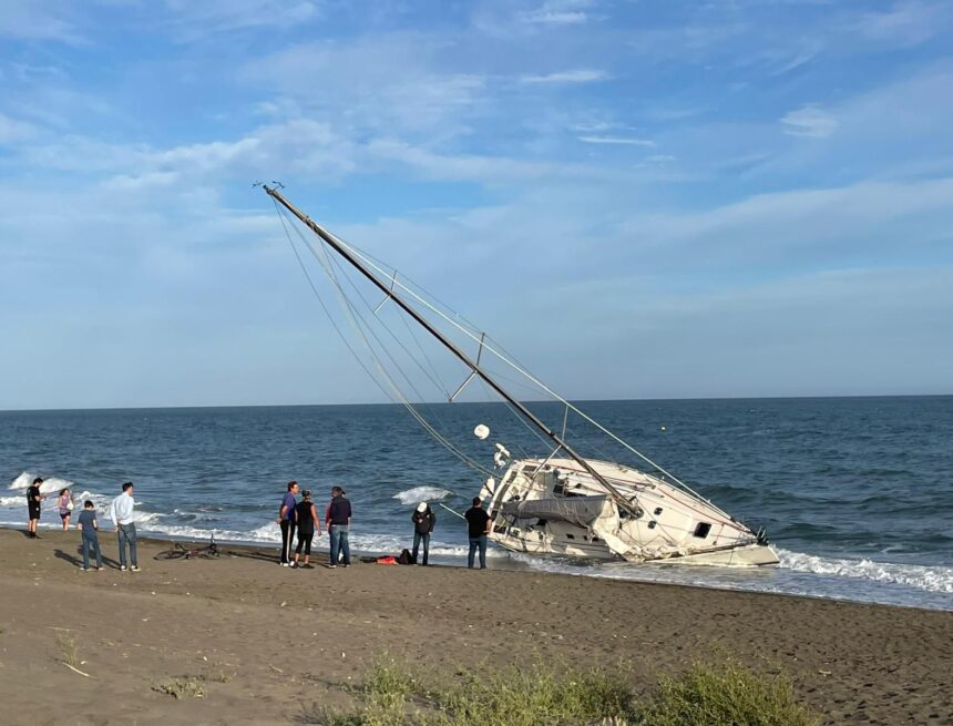 Un velero encalla en la playa de Los Rubios de Rincón de la Victoria sin causar heridos