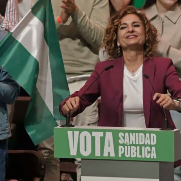 Montero: «Los vecinos del Campo de Gibraltar pasan la vida entre la cola de la Verja y las listas de espera»