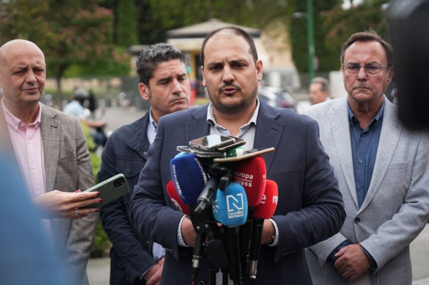 El alcalde de Adamuz acusa a Juanma Moreno de utilizar el accidente "por cuatro votos" El alcalde de Adamuz acusa a Juanma Moreno de utilizar el accidente «por cuatro votos»