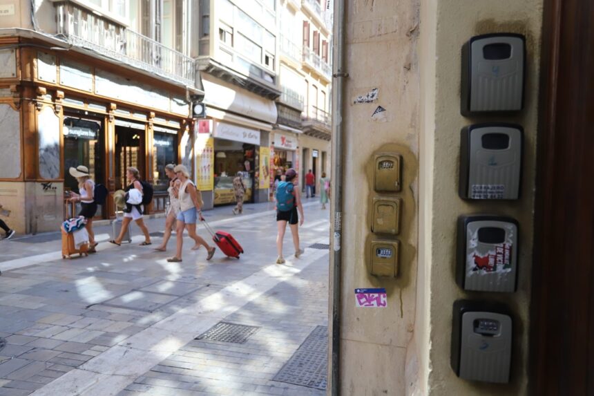 El Supremo permite a más de 12.000 pisos turísticos de Málaga volver a Airbnb y Booking