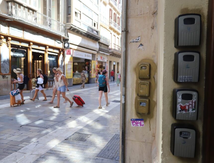 El Supremo permite a más de 12.000 pisos turísticos de Málaga volver a Airbnb y Booking