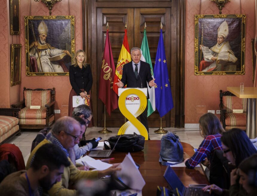 El plan de ajuste y la prioridad nacional enfría la relación entre PP y Vox en el Ayuntamiento de Sevilla