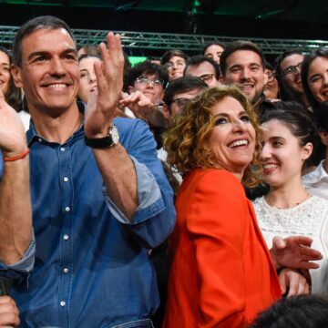 Pedro Sánchez y María Jesús Montero, en el último mitin de la campaña electoral