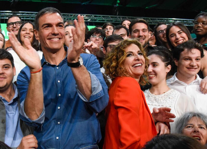 Pedro Sánchez y María Jesús Montero, en el último mitin de la campaña electoral