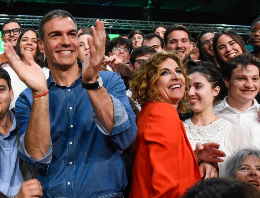 Pedro Sánchez y María Jesús Montero, en el último mitin de la campaña electoral Pedro Sánchez y María Jesús Montero, en el último mitin de la campaña electoral