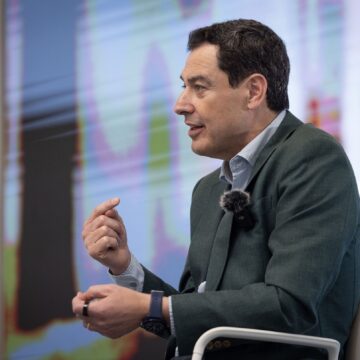 Juanma Moreno: «Con los cribados de mama cometimos un error grave y luego hicimos lo correcto»