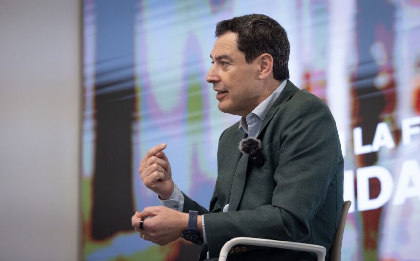 Juanma Moreno: «Con los cribados de mama cometimos un error grave y luego hicimos lo correcto»