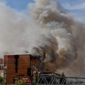 «Cuando llegamos, el fuego ya iba por el techo; era imposible frenarlo», bomberos en el infierno del hotel Ibis en Málaga