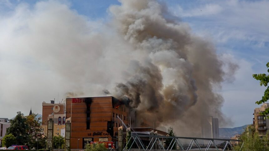 «Cuando llegamos, el fuego ya iba por el techo; era imposible frenarlo», bomberos en el infierno del hotel Ibis en Málaga