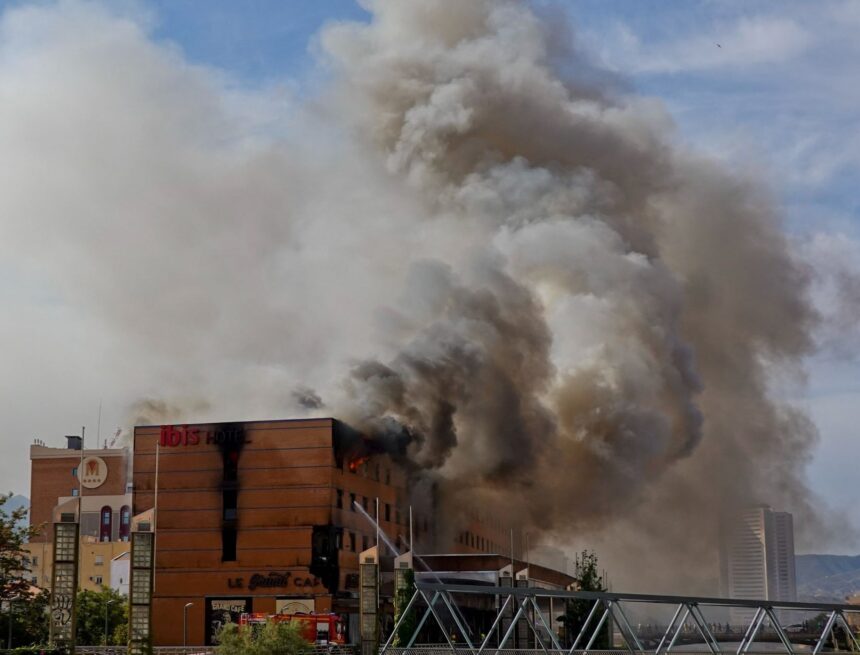 «Cuando llegamos, el fuego ya iba por el techo; era imposible frenarlo», bomberos en el infierno del hotel Ibis en Málaga