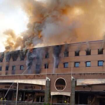 El incendio del hotel Ibis en Málaga afronta una nueva noche completa con riesgo de colapso