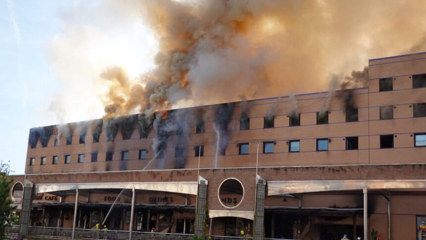 El incendio del hotel Ibis en Málaga afronta una nueva noche completa con riesgo de colapso