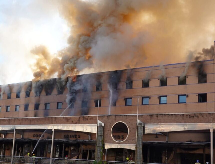El incendio del hotel Ibis en Málaga afronta una nueva noche completa con riesgo de colapso