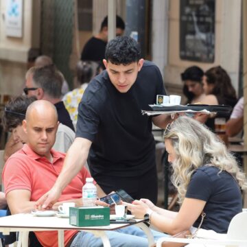 Málaga crea 10.000 empleos en mayo y reduce el paro en más de 2.200 personas por el tirón turístico