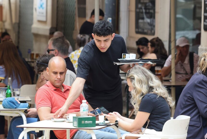 Málaga crea 10.000 empleos en mayo y reduce el paro en más de 2.200 personas por el tirón turístico