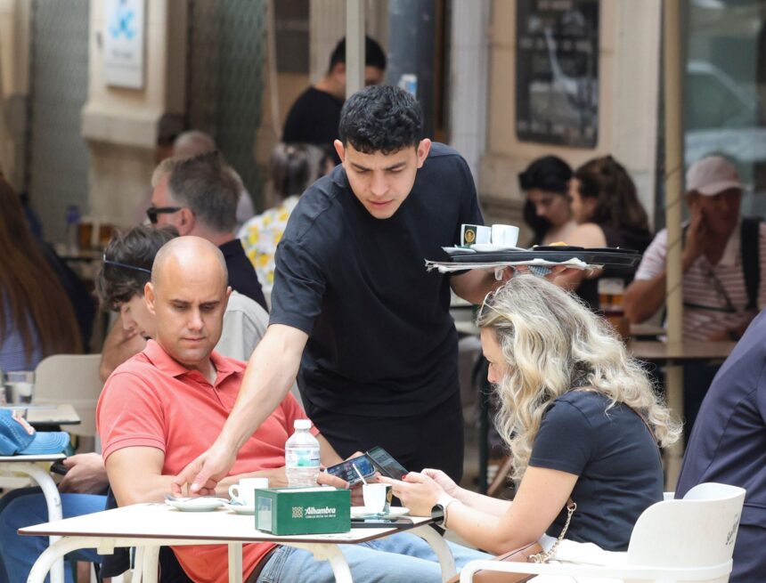 Málaga crea 10.000 empleos en mayo y reduce el paro en más de 2.200 personas por el tirón turístico