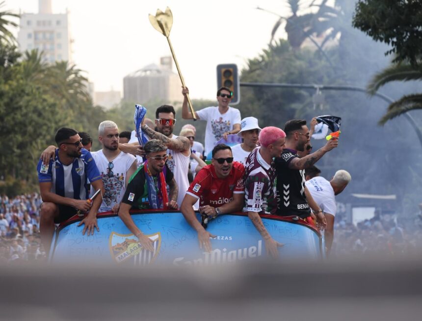 Casi 200.000 personas celebran con el Málaga CF el ascenso Casi 200.000 personas celebran con el Málaga CF el ascenso