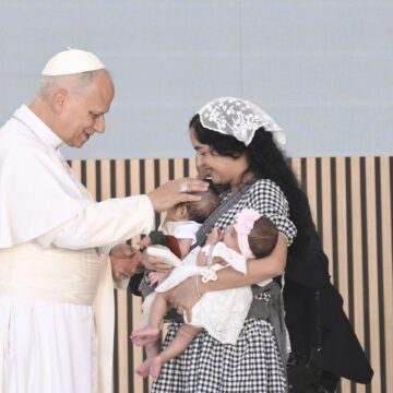 El Papa dice que la «caridad no admite demoras» al visitar el centro CEDIA en Madrid