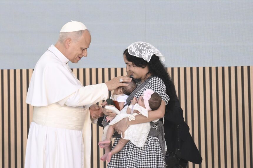 El Papa dice que la «caridad no admite demoras» al visitar el centro CEDIA en Madrid