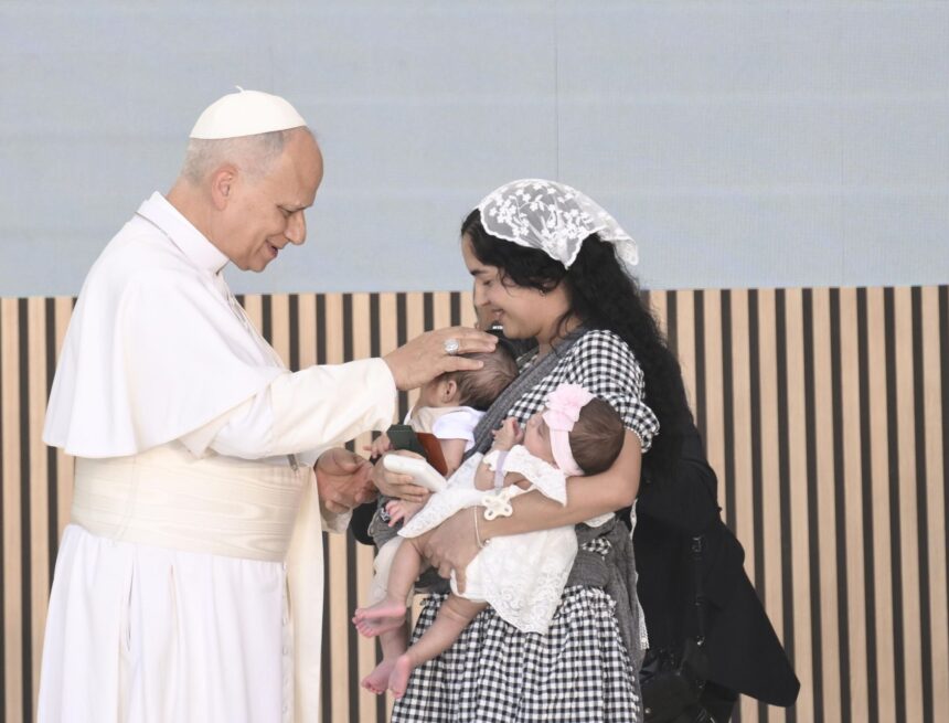 El Papa dice que la "caridad no admite demoras" al visitar el centro CEDIA en Madrid El Papa dice que la «caridad no admite demoras» al visitar el centro CEDIA en Madrid