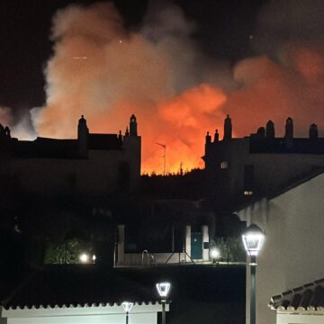 Un aparatoso incendio de pasto en Mijas con una gran columna de humo moviliza a los bomberos y al Infoca