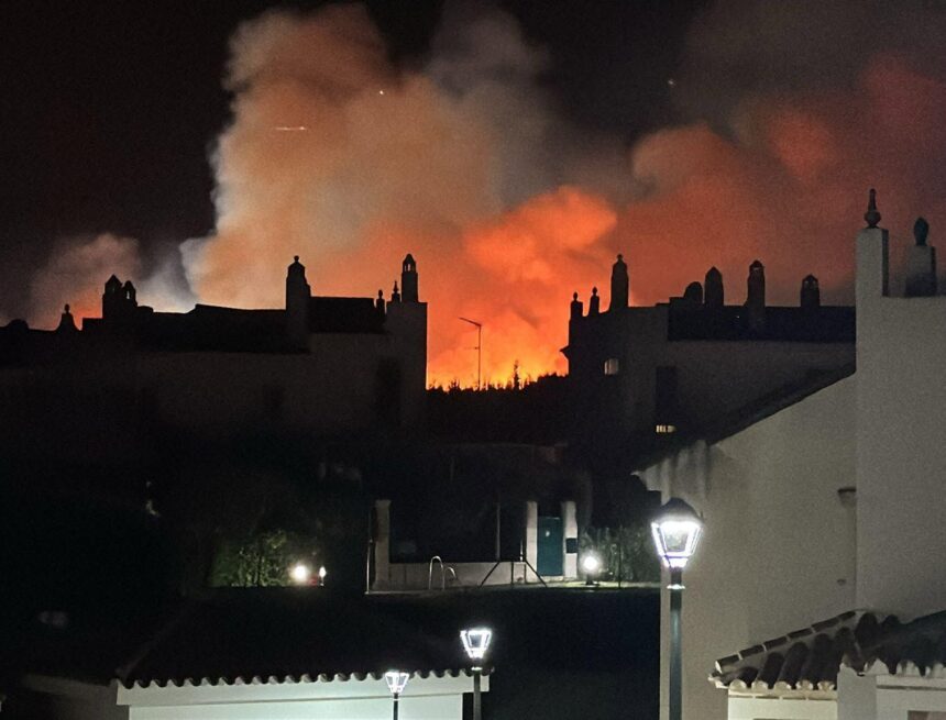 Un aparatoso incendio de pasto en Mijas con una gran columna de humo moviliza a los bomberos y al Infoca