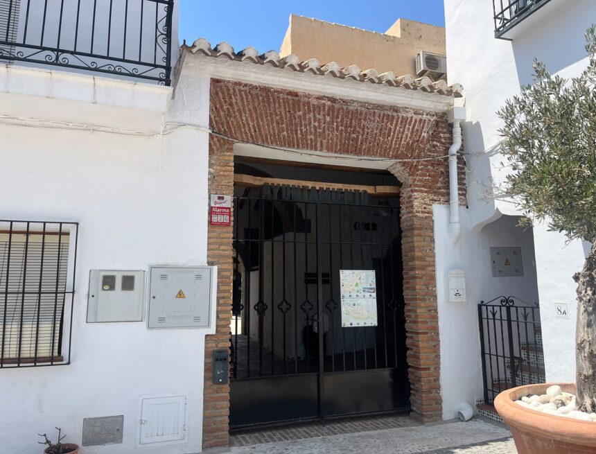 La Guardia Civil registra el Ayuntamiento de Frigiliana por presunta prevaricación y malversación La Guardia Civil registra el Ayuntamiento de Frigiliana por presunta prevaricación y malversación