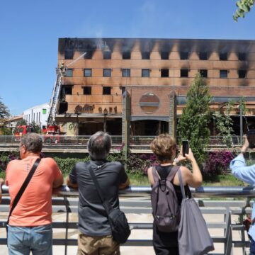 El Ayuntamiento impone nuevas medidas en el hotel Ibis incendiado en Málaga: desmontar la climatización