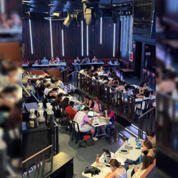 Copas por libros: una discoteca de Málaga se convierte en una gran biblioteca para los exámenes Copas por libros: una discoteca de Málaga se convierte en una gran biblioteca para los exámenes