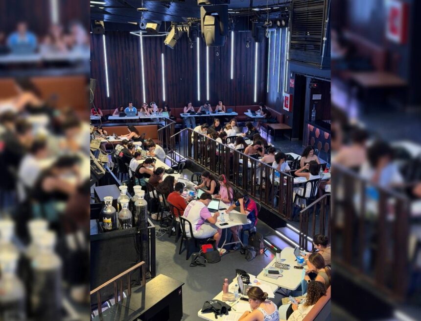 Copas por libros: una discoteca de Málaga se convierte en una gran biblioteca para los exámenes