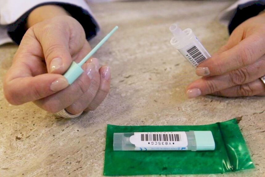 Un líquido de limpieza en las probetas, origen de los falsos positivos en el cribado del cáncer de colon en Málaga