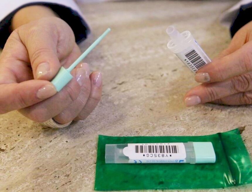 Un líquido de limpieza en las probetas, origen de los falsos positivos en el cribado del cáncer de colon en Málaga